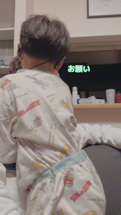 パパに耳打ちをする息子くん