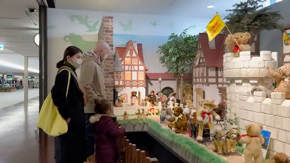 日本のお寿司に感動するフランス人夫