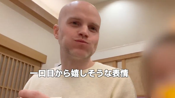 日本のお寿司に感動するフランス人夫