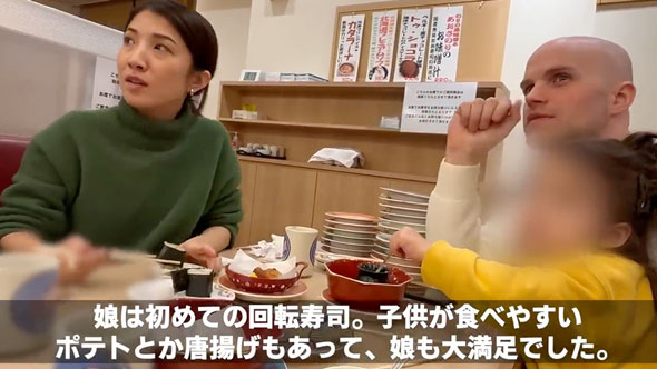 日本のお寿司に感動するフランス人夫