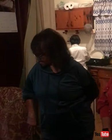 5世代にわたる女性たちの「ハイ、ママ！」