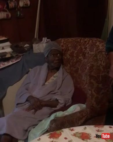 5世代にわたる女性たちの「ハイ、ママ！」