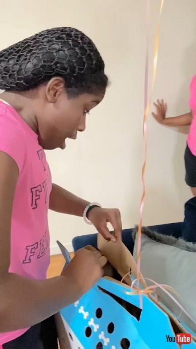 サプライズで娘の誕生日に子犬をプレゼント