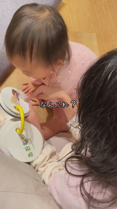 1歳妹に「はじめてカード」で言葉を教える8歳姉