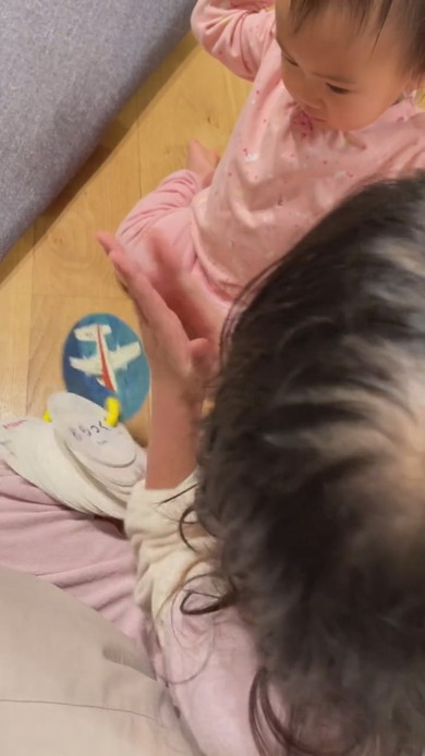 「はじめてカード」を終えた1歳妹に拍手を送る8歳姉