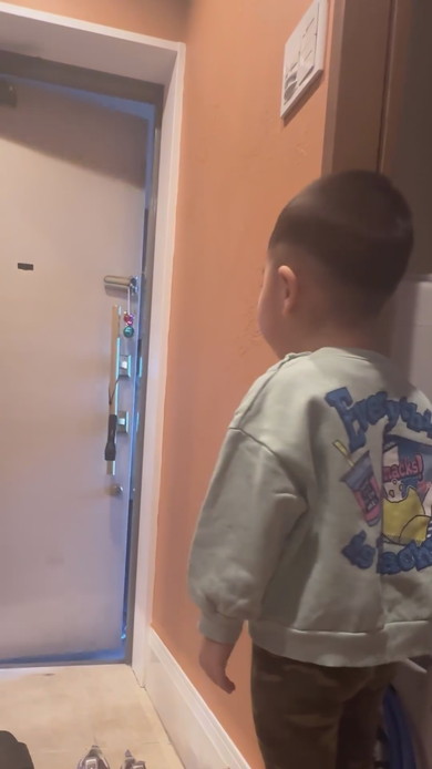 玄関の前で立つ3歳弟