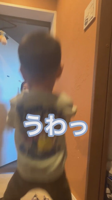 ジャンプする3歳弟