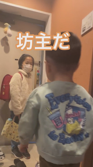 髪を切った弟に気付く姉