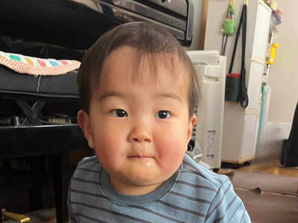 グレープフルーツに座る1歳の息子くんの表情