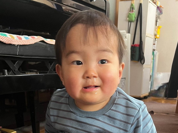 グレープフルーツに座る1歳の息子くんの表情