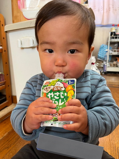 ジュレを飲む1歳の息子くん