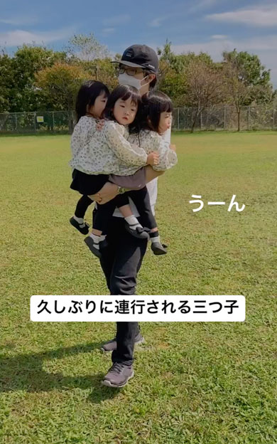 三つ子を抱っこするパパ