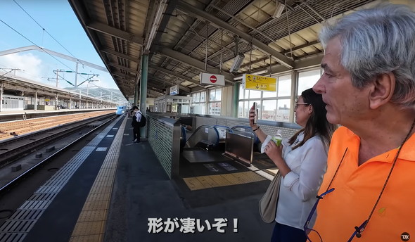 新幹線を見てはしゃぐ父