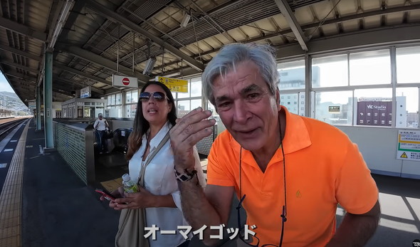 新幹線を見てはしゃぐ父