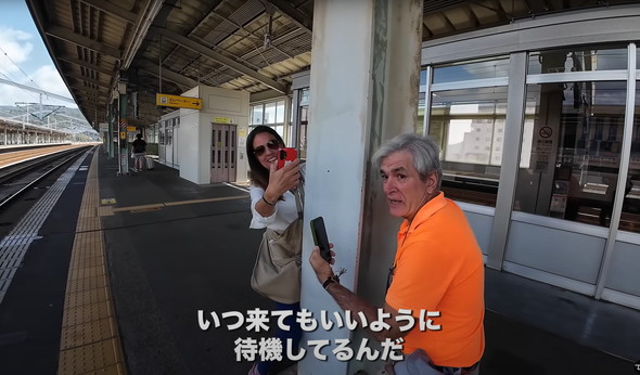 新幹線を見てはしゃぐ父