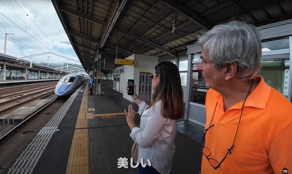 新幹線を見てはしゃぐ父