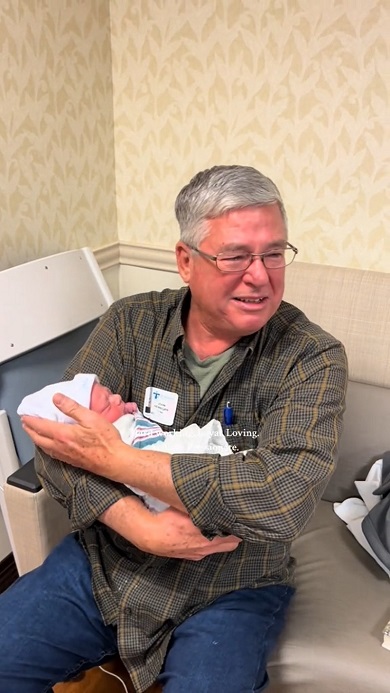 赤ちゃんの名前が自分にあやかったものだと知り涙する継父