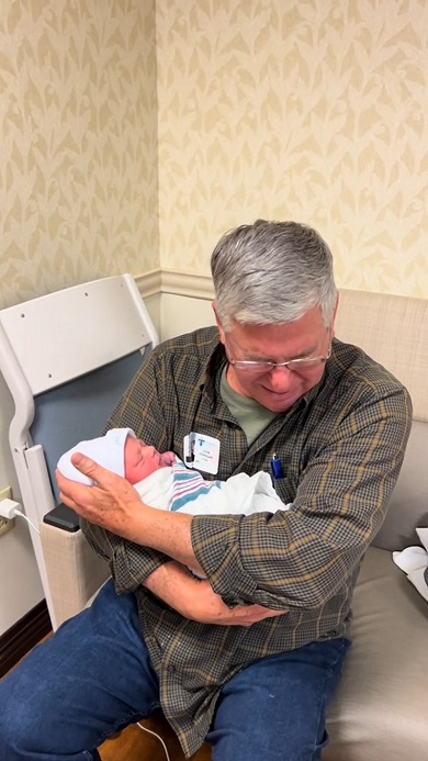 赤ちゃんの名前が自分にあやかったものだと知り涙する継父