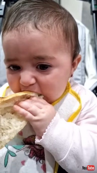 大泣きする赤ちゃんにパンをあげた瞬間