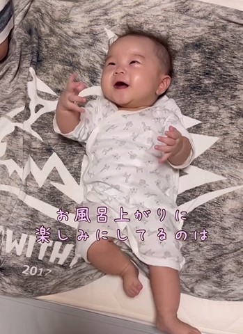 仰向けになった赤ちゃん