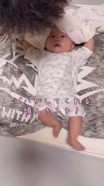 頭をふいてもらう赤ちゃん