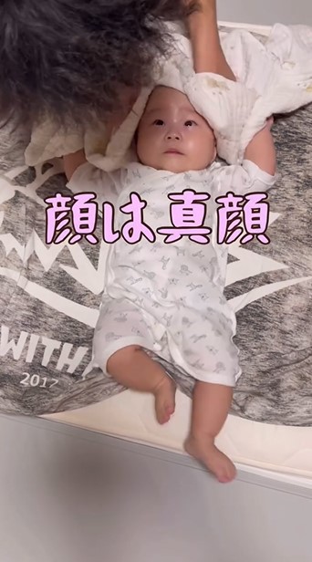 パパを見つめる赤ちゃん