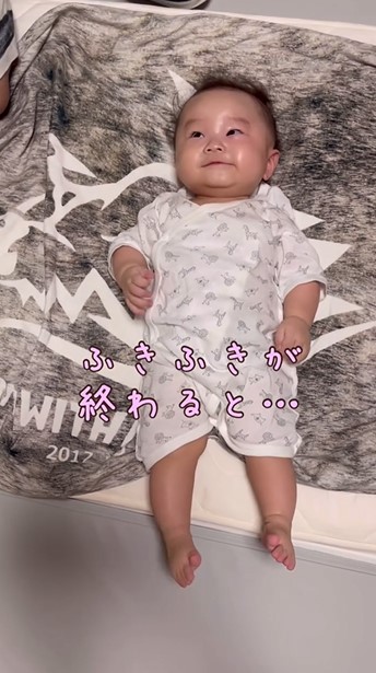 仰向けになった赤ちゃん