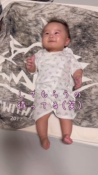 仰向けになった赤ちゃん
