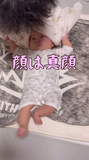 頭をふいてもらう赤ちゃん