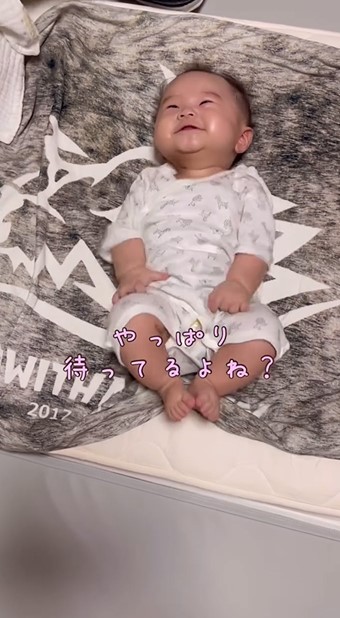 仰向けになった赤ちゃん