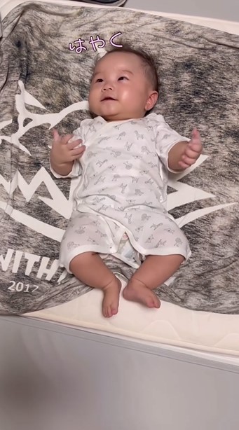 仰向けになった赤ちゃん