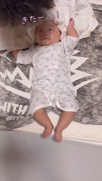 頭をふいてもらう赤ちゃん