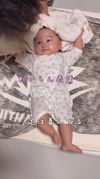 頭をふいてもらう赤ちゃん