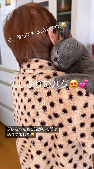 久しぶりのハグ、両目を瞑る猫ちゃん