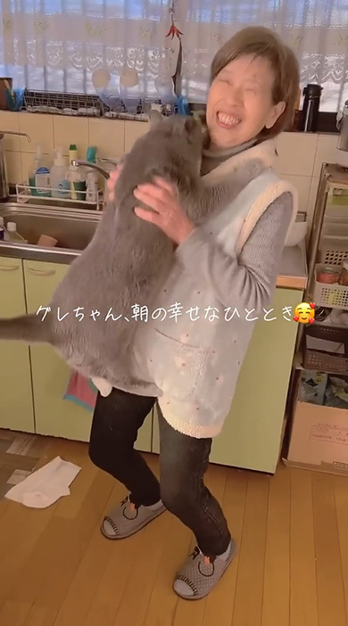 飛びつく猫ちゃんと笑顔のばあちゃん