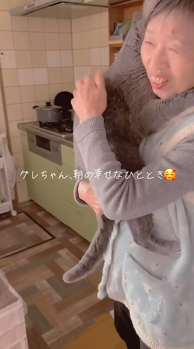 背中をぽんぽんしてもらう猫ちゃん