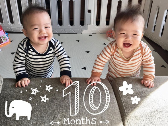 笑顔を向ける生後10カ月の双子の赤ちゃん