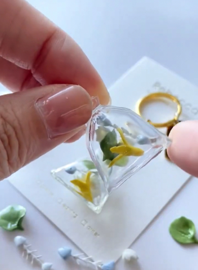 中のパーツが動く生ごみモチーフのキーリング