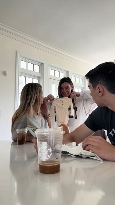 きょうだいに妊娠報告した瞬間の動画