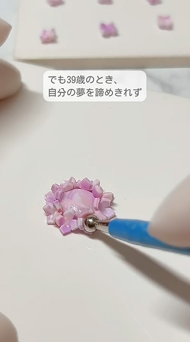 土台に花びらをつける作業