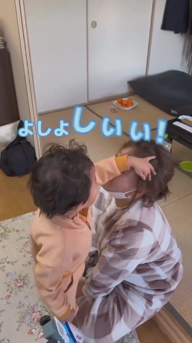 おばあちゃんをなでる孫