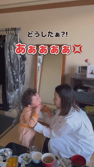 おもちゃが顔に当たって泣く3歳の男の子