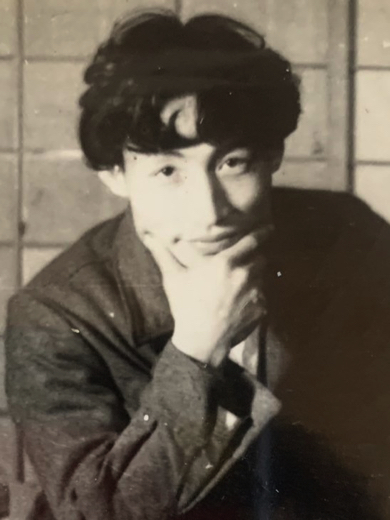 緩い癖っ毛と端正な顔立ちが印象的