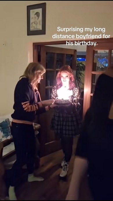 遠距離恋愛中の彼氏の誕生日にサプライズで彼女が登場
