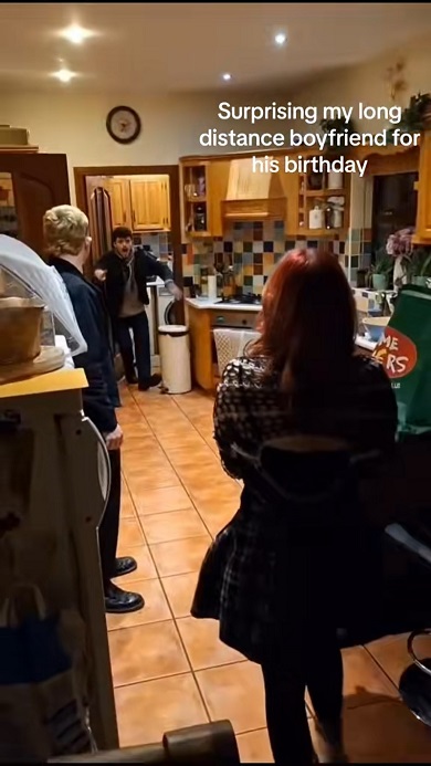 遠距離恋愛中の彼氏の誕生日にサプライズで彼女が登場