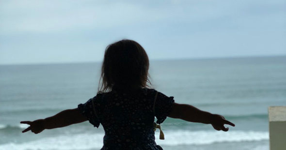 海の力 吸収 娘 女の子 大の字 ポーズ