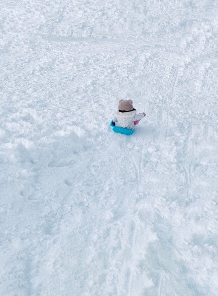 そりに乗る子ども