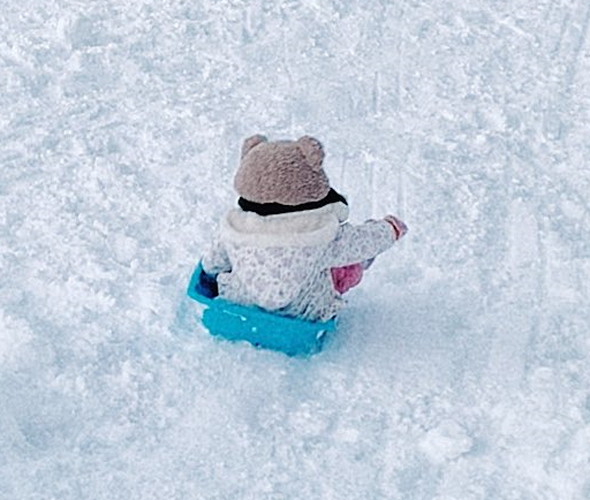 そりに乗る子ども