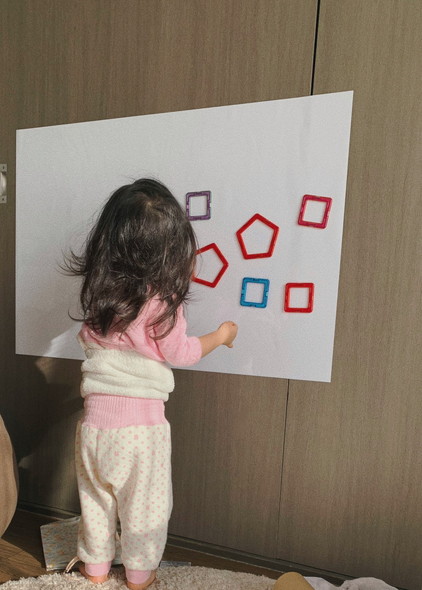 マグネットで遊ぶ子ども