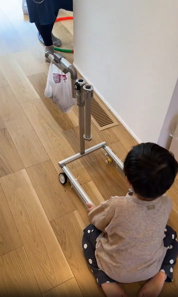 ロボット押す子ども